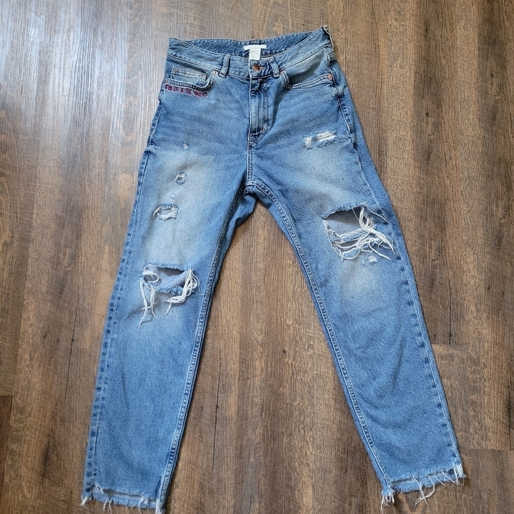 H&M Women's  "Girls Bite Back" Straight Regular Jeans with Raw Edge Hem Size 6 - Picture 2 of 6